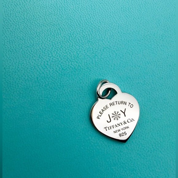 Tiffany & Co. please return to joy holiday 2024 charm pendant in sterling silver - Picture 2 of 5